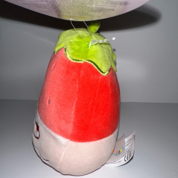 5" Scarlet the Strawberry 2023 Valentines Squishmallow - Picture 3 of 5